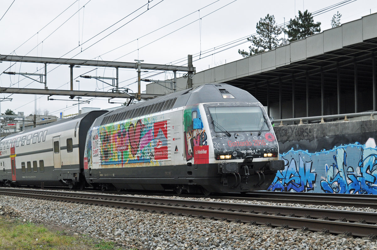 Re 460 099-5, mit der Mobiliar/Gottardo 2016 Werbung, fährt Richtung Bahnhof Muttenz. Die Aufnahme stammt vom 29.01.2018.