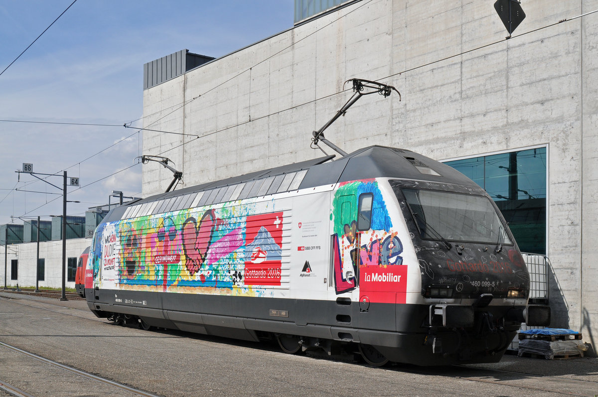 Re 460 099-5, mit einer Mobiniar und Gottardo 2016, steht vor der Lokwerkstatt hinter dem Bahnhof SBB. Die Aufnahme stammt vom 22.04.2016.
