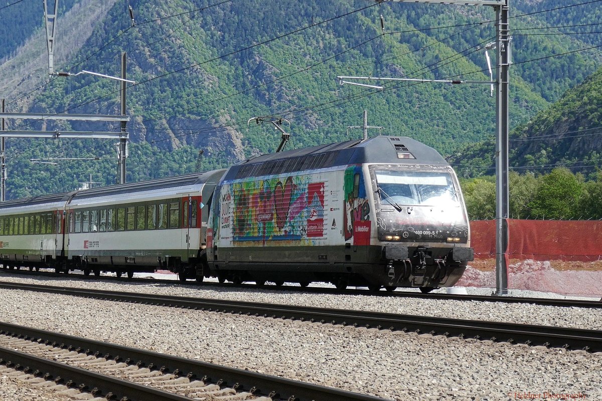 Re 460 099 mit dem Folgezug zurück nach Genf, am 15.5.2016 in Visp.