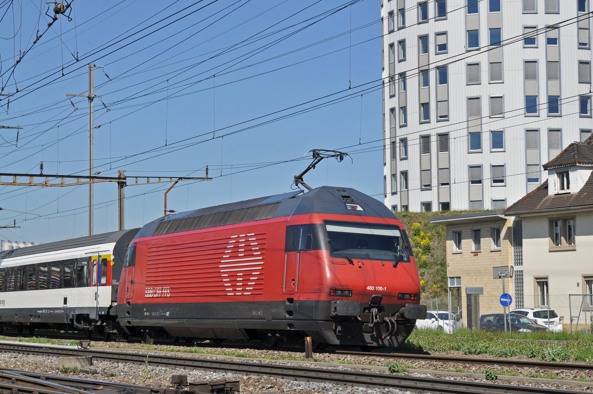 Re 460 100-1 durchfährt den Bahnhof Pratteln. Die Aufnahme stammt vom 29.04.2017.