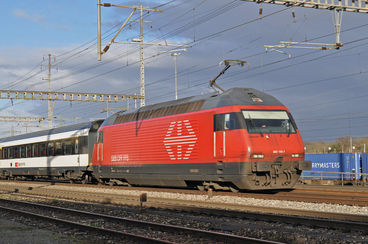 Re 460 100-1 durchfährt den Bahnhof Muttenz. Die Aufnahme stammt vom 02.01.2018.