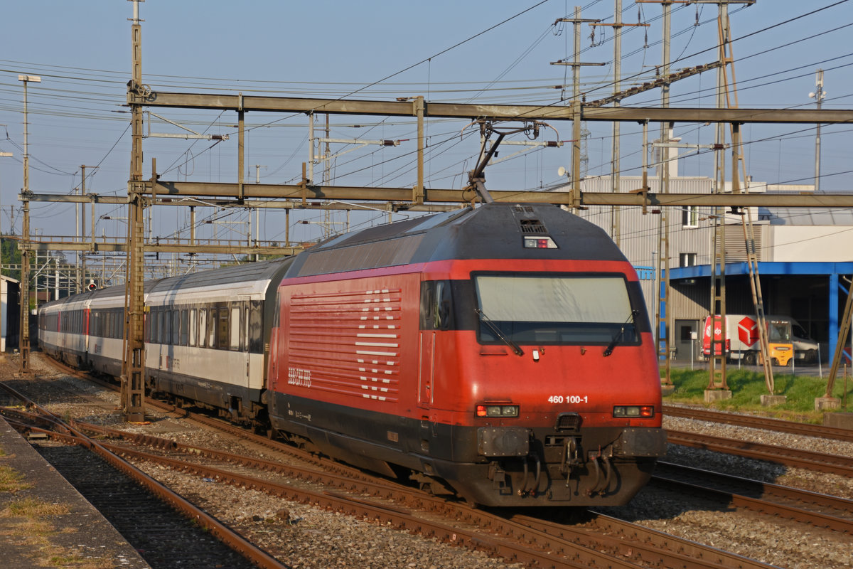 Re 460 100-1 durchfährt den Bahnhof Rupperswil. Die Aufnahme stammt vom 14.09.2020.
