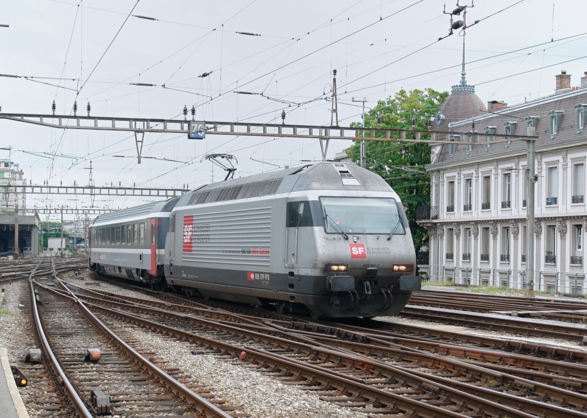 Re 460 100 mit einem IR am 01.09.2008 bei der Einfahrt in Lausanne.