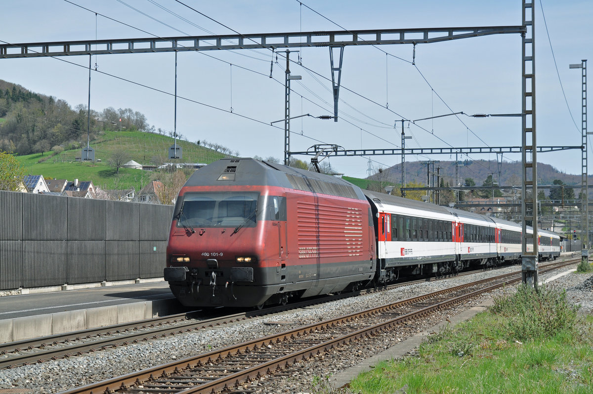 Re 460 101-9 durchfährt den Bahnhof Gelterkinden. Die Aufnahme stammt vom 14.04.2018.
