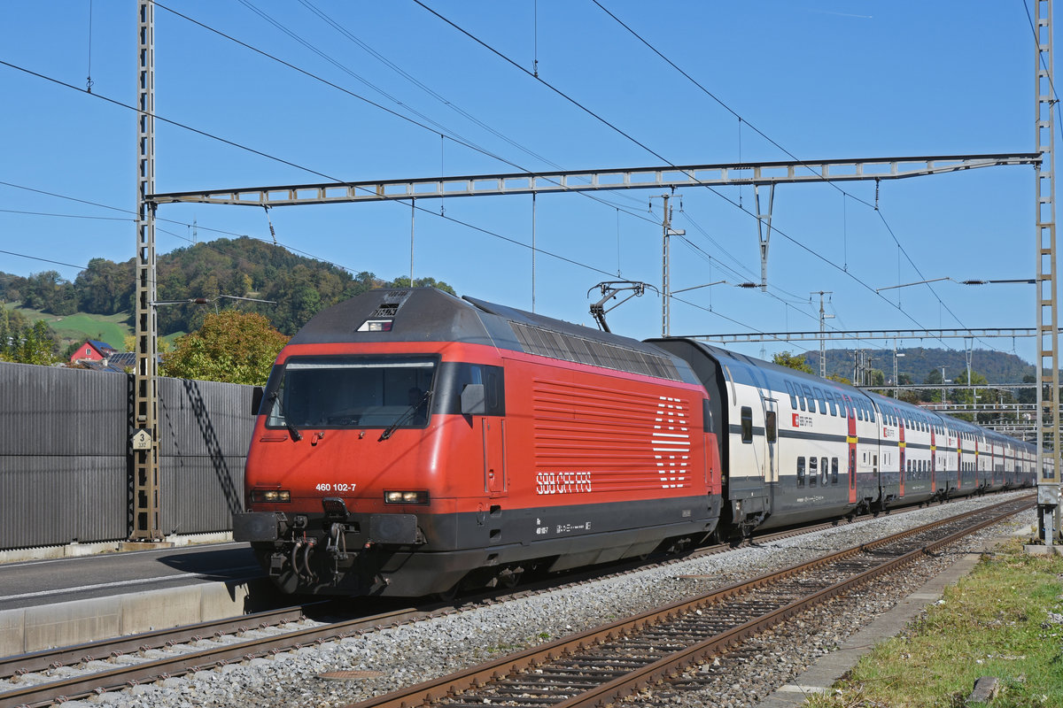 Re 460 102-7 durchfährt den Bahnhof Gelterkinden. Die Aufnahme stammt vom 04.10.2018.