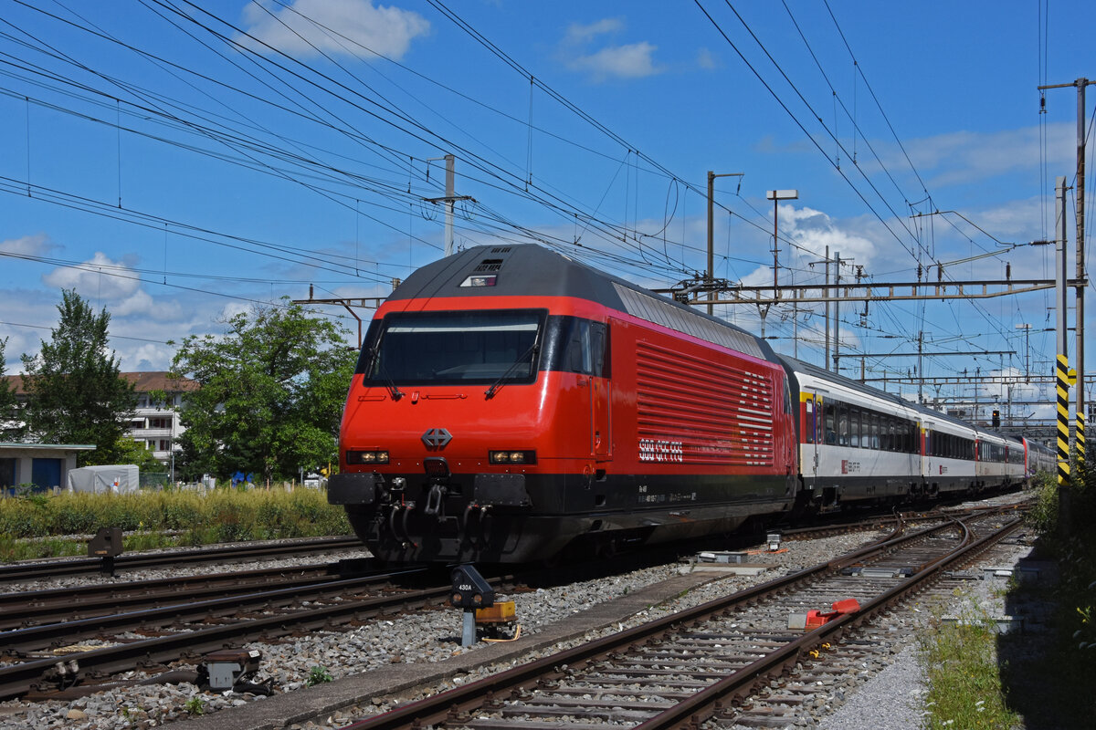Re 460 102-7 durchfährt den Bahnhof Pratteln. Die Aufnahme stammt vom 01.07.2022.