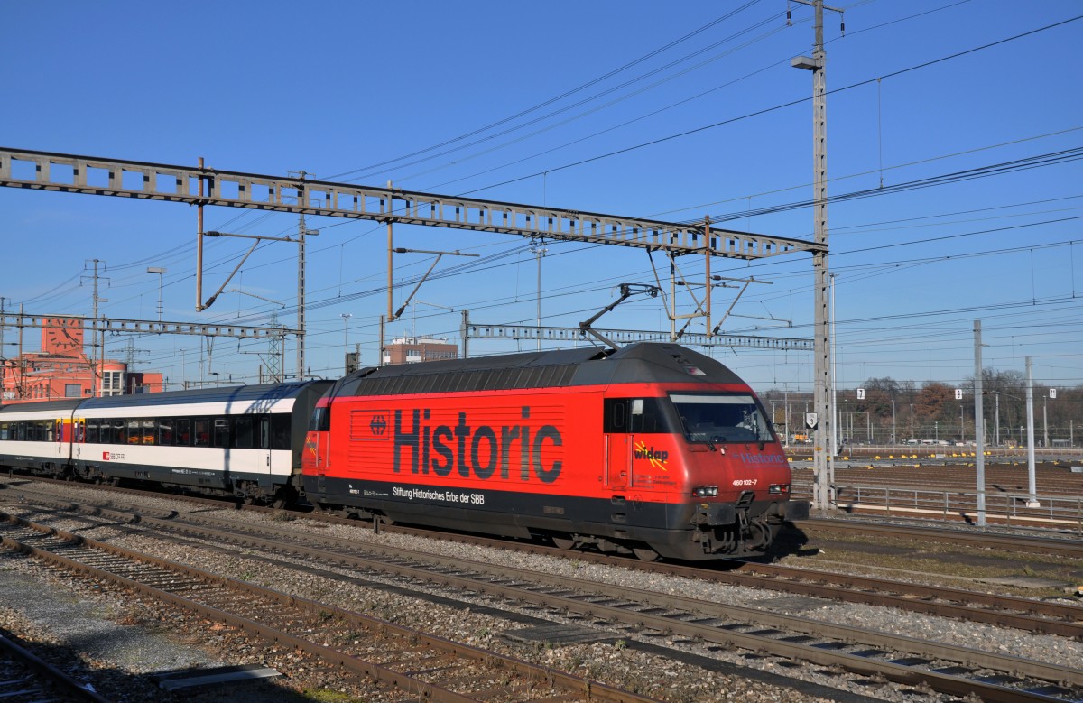 Re 460 102-7 durchfährt den Bahnhof Muttenz. Die Aufnahme stammt vom 16.12.2013.