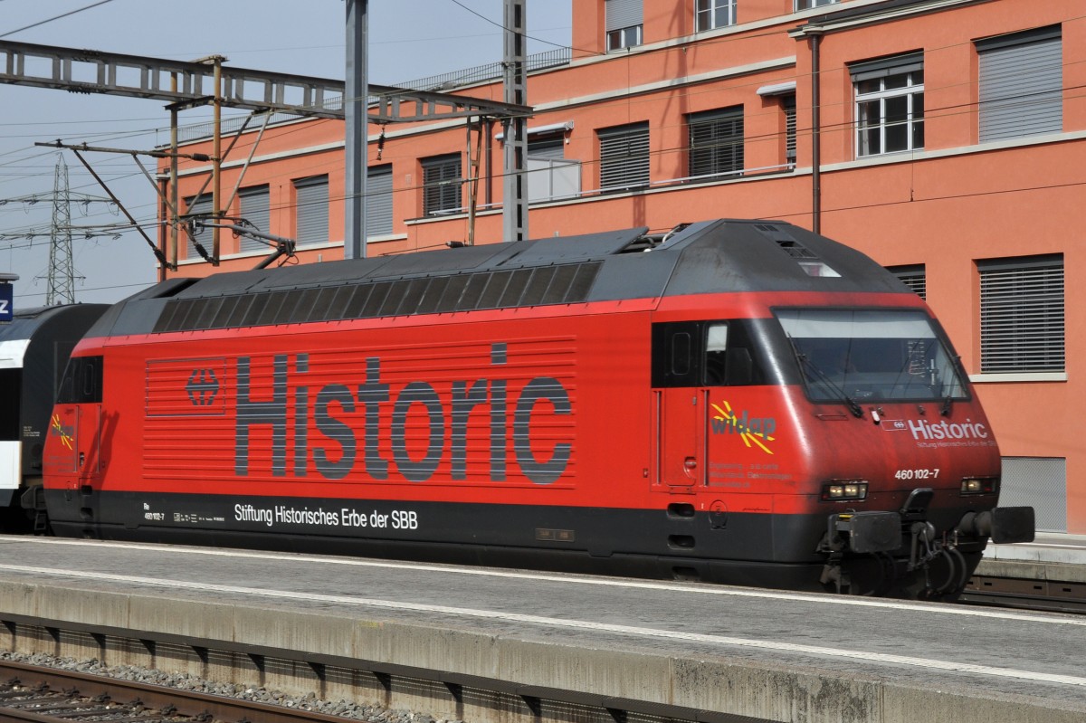 Re 460 102-7 durchfährt den Bahnhof Muttenz. Die Aufnahme stammt vom 11.03.2014.