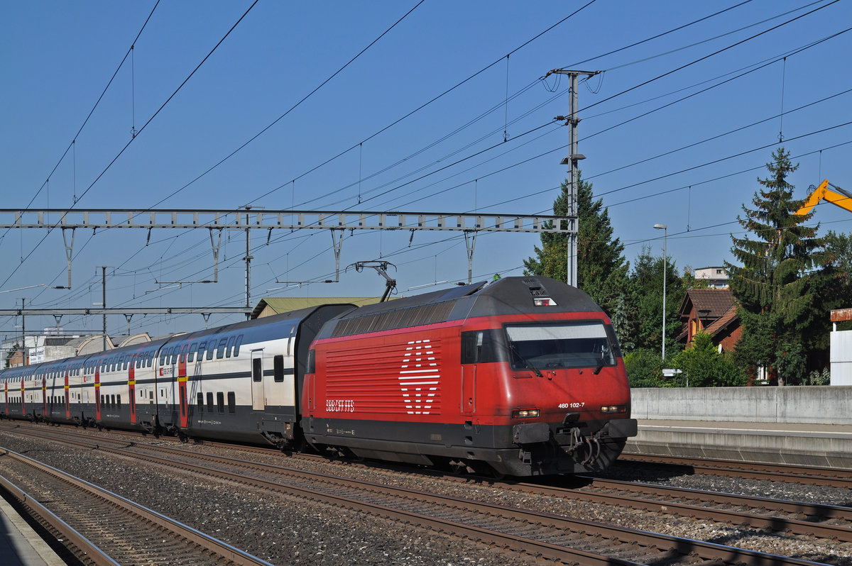 Re 460 102-7 durchfährt den Bahnhof Rothrist. Die Aufnahme stammt vom 25.08.2016.