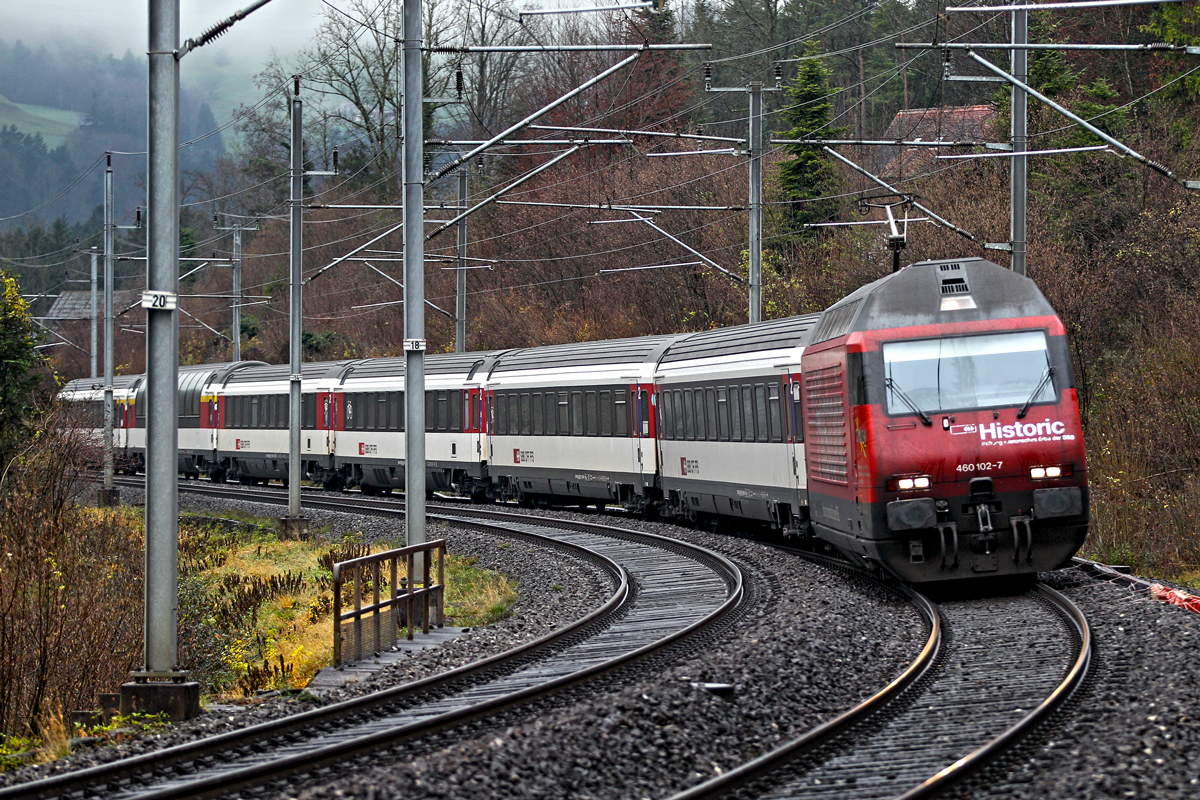 Re 460 102-7  Historic mit einem Ic von Zürich HB nach Locarno.Bild Arth-Goldau 2.12.2014
