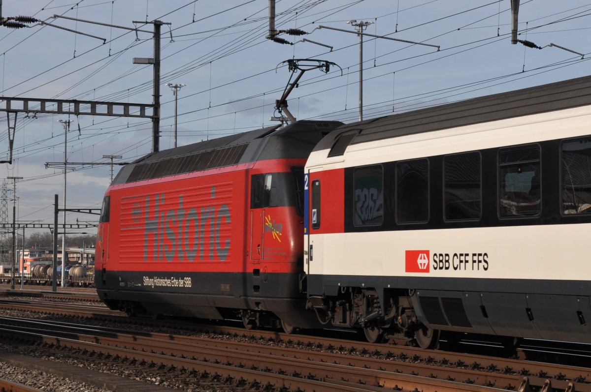 Re 460 102-7 mit der Historic Werbung durchfährt den Bahnhof Muttenz. Die Aufnahme stammt vom 08.01.2014.