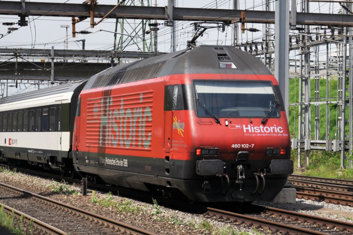 Re 460 102-7 mit der Historic Werbung durchfährt den Bahnhof Muttenz. Die Aufnahme stammt vom 06.08.2014.