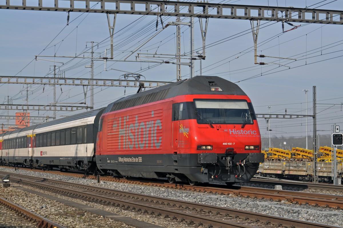 Re 460 102-7 mit der HISTORIC Werbung durchfährt den Bahnhof Muttenz. Die Aufnahme stammt vom 13.02.2015.
