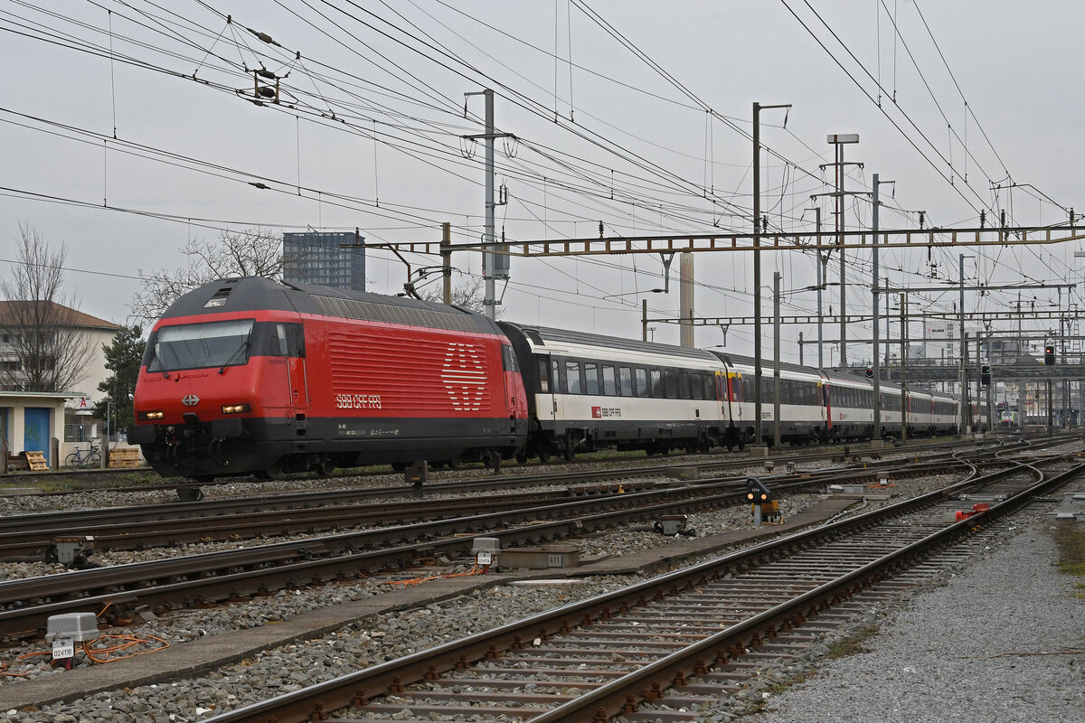 Re 460 103-5 durchfährt am 22.02.2023 den Bahnhof Pratteln.