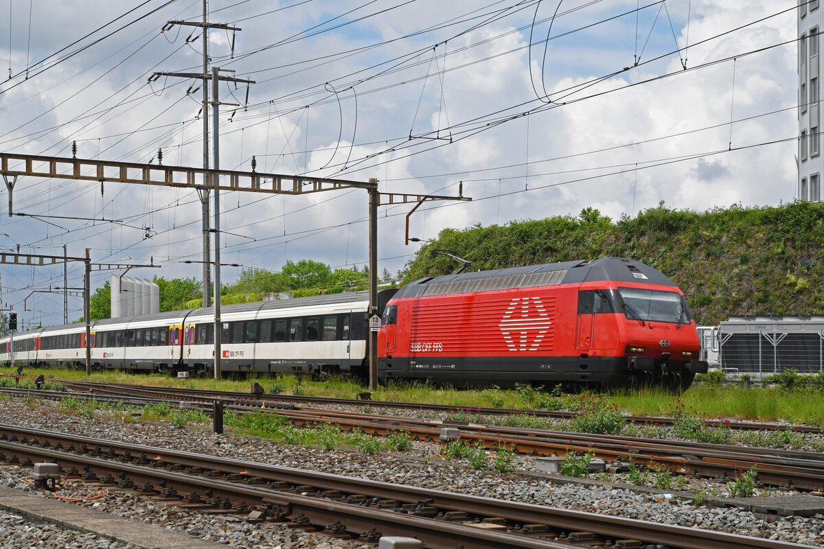 Re 460 103-5 durchfährt am 12.05.2023 den Bahnhof Pratteln.