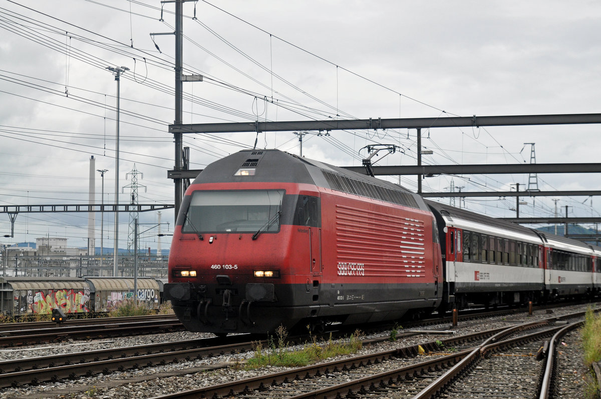 Re 460 103-5 durchfährt den Bahnhof Muttenz. Die Aufnahme stammt vom 31.08.2017.