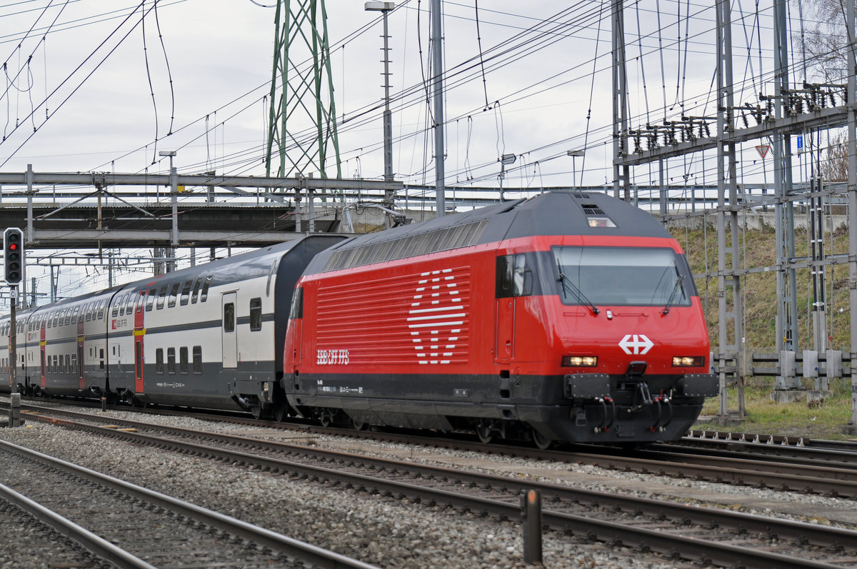 Re 460 103-5 durchfährt den Bahnhof Muttenz. Die Aufnahme stammt vom 09.03.2018.