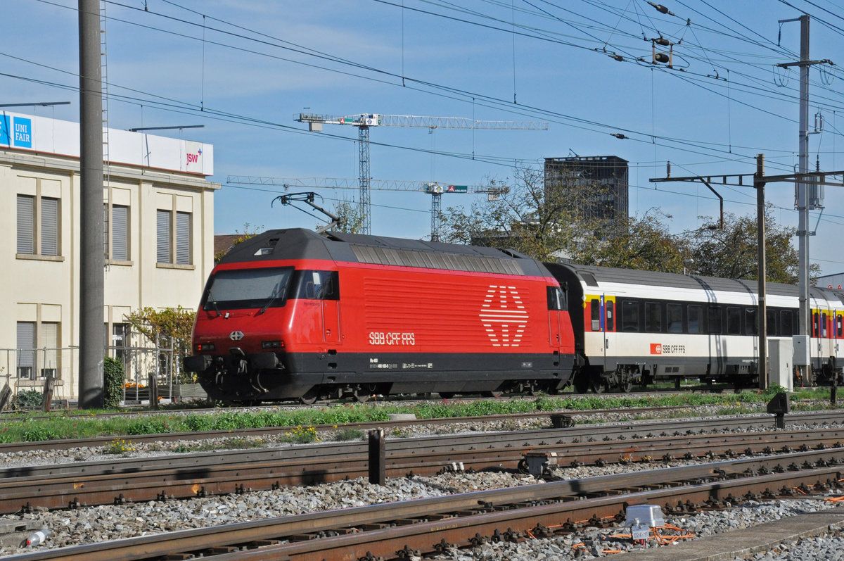 Re 460 103-5 durchfährt den Bahnhof Pratteln. Die Aufnahme stammt vom 24.10.2019.