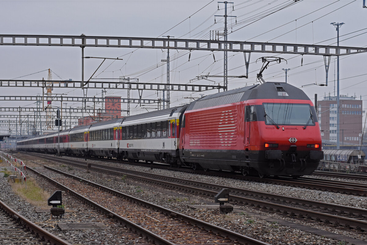 Re 460 103-5 durchfährt den Bahnhof Muttenz. Die Aufnahme stammt vom 04.01.2021.
