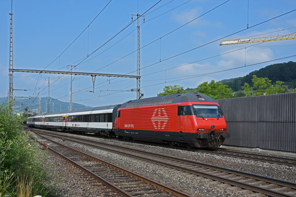 Re 460 103-5 durchfährt den Bahnhof Gelterkinden. Die Aufnahme stammt vom 20.07.2021.
