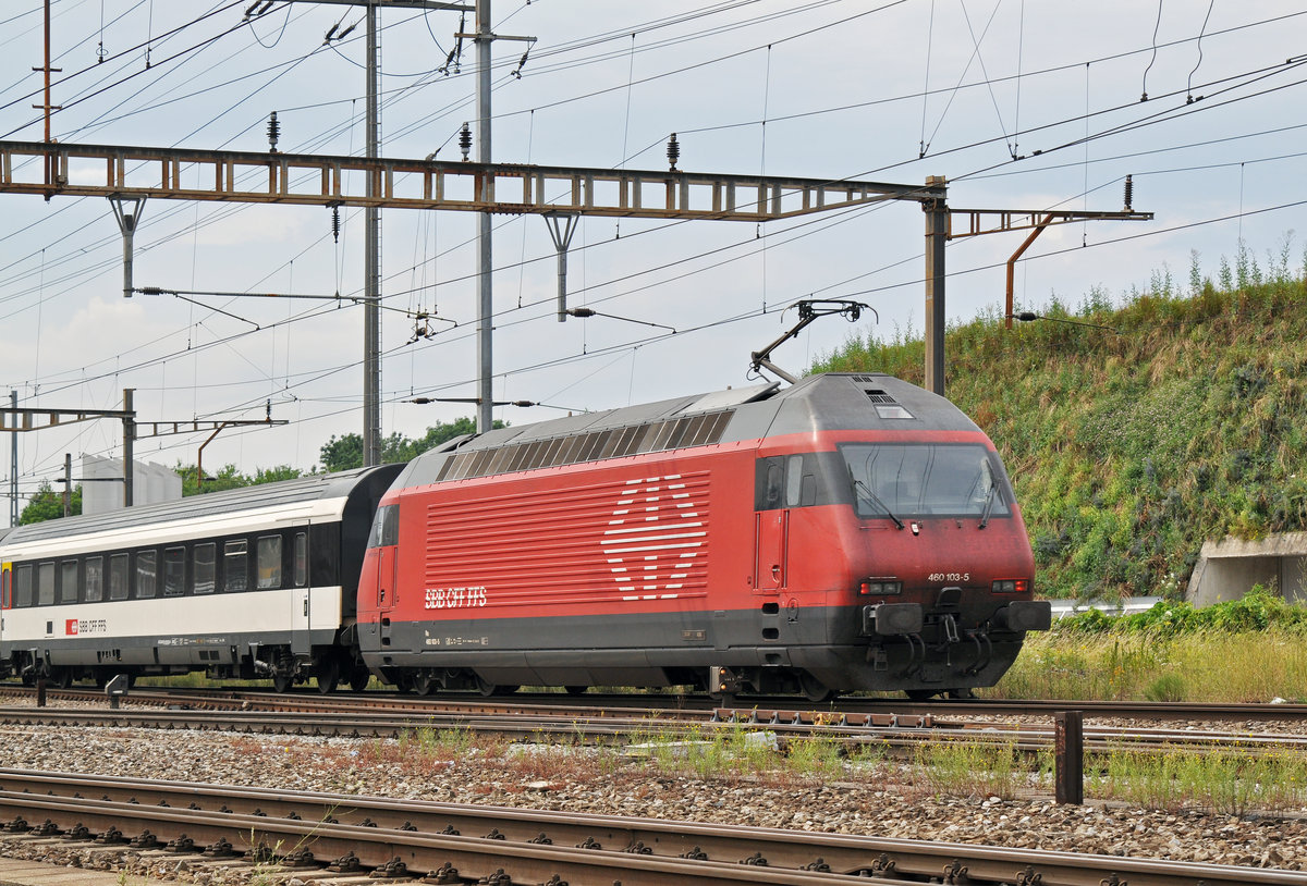 Re 460 103-5 durchfährt den Bahnhof Pratteln. Die Aufnahme stammt vom 11.07.2016.
