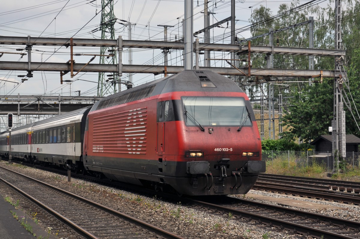 Re 460 103-5 durchfährt dem Bahnhof Muttenz. Die Aufnahme stammt vom 17.06.2014.