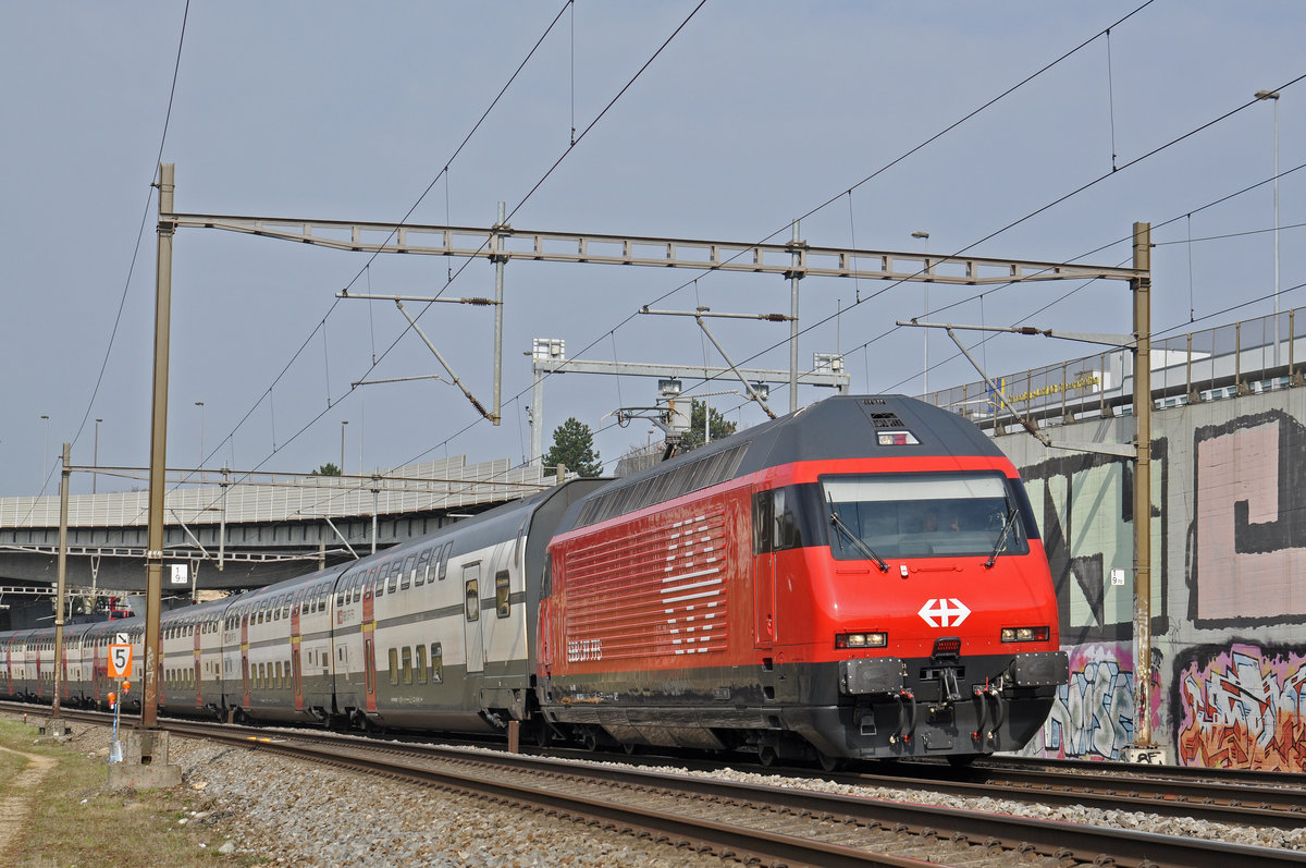 Re 460 103-5 fährt Richtung Bahnhof Muttenz. Die Aufnahme stammt vom 26.03.2018.