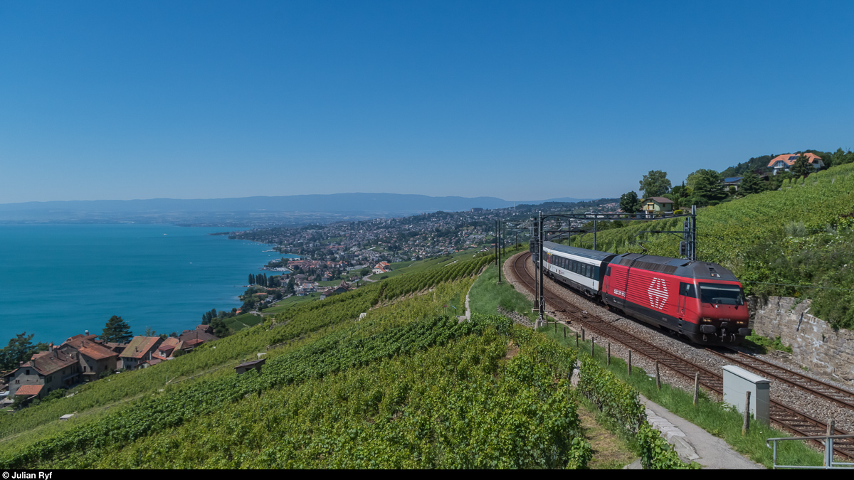 Re 460 103 zieht am 16. Juli 2016 bei Grandvaux einen IR in Richtung Luzern.