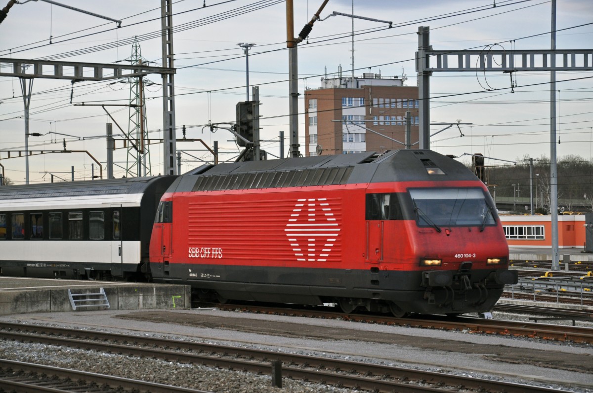 Re 460 104-3 durchfährt den Bahnhof Muttenz. Die Aufnahme stammt vom 12.01.2015.