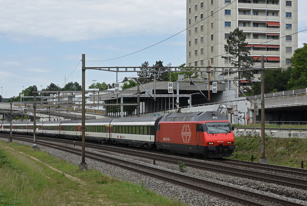 Re 460 104-3 fährt Richtung Bahnhof Muttenz. Die Aufnahme stammt vom 21.05.2018.