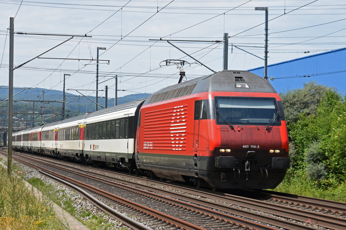 Re 460 104-3 fährt Richtung Bahnhof Itingen. Die Aufnahme stammt vom 20.07.2019.