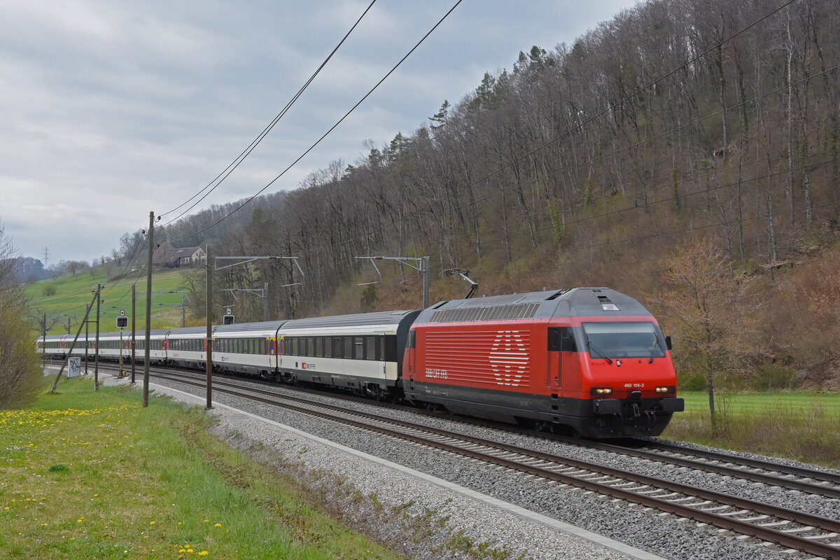 Re 460 104-3 fährt Richtung Bahnhof Tecknau. Die Aufnahme stammt vom 19.04.2021.