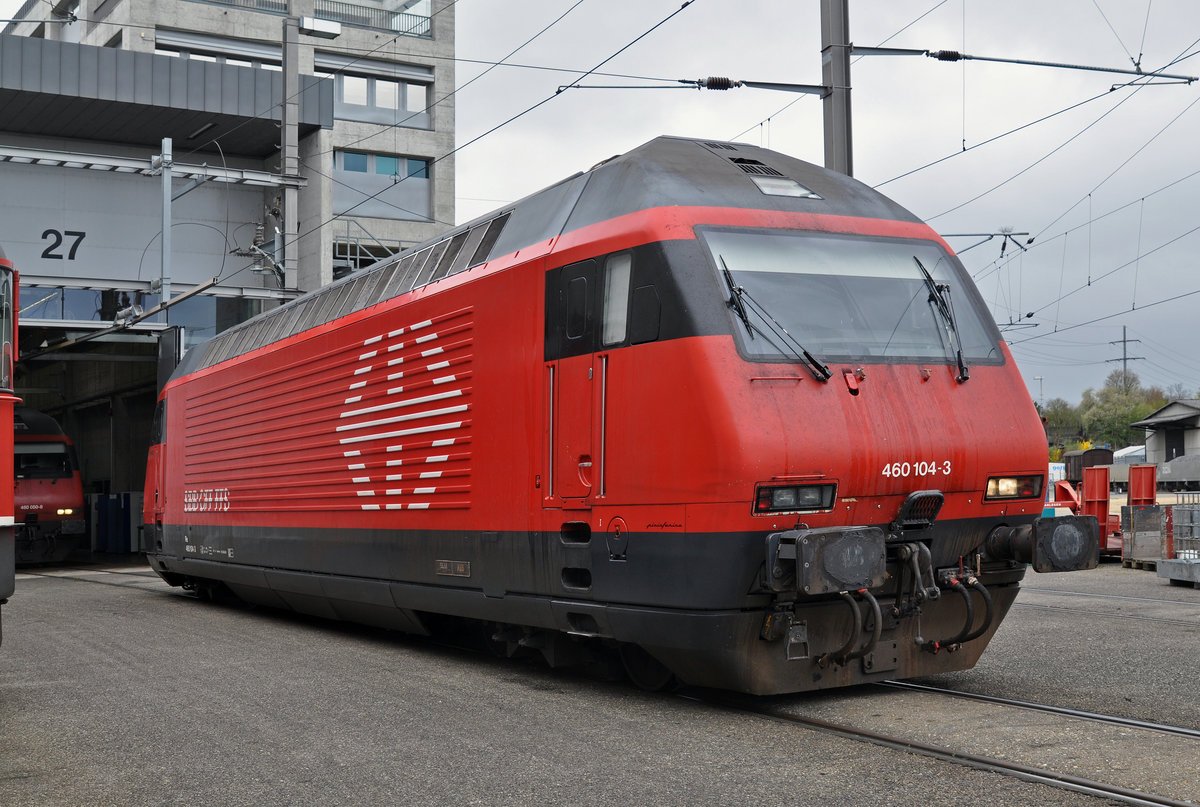 Re 460 104-3 steht vor der Lokwerkstatt hinter dem Bahnhof SBB Die Aufnahme stammt vom 07.04.2016.