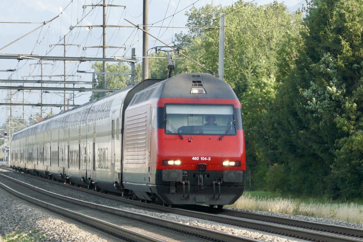 Re 460 104 mit einem IC 2000 nach Basel am 1.7.18 bei Kiesen.