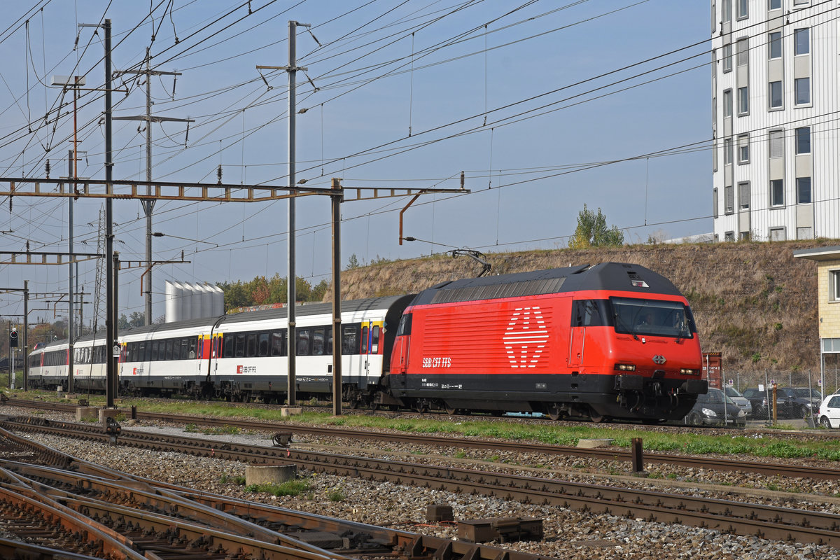 Re 460 105-0 durchfährt den Bahnhof Pratteln. Die Aufnahme stammt vom 18.10.2018.