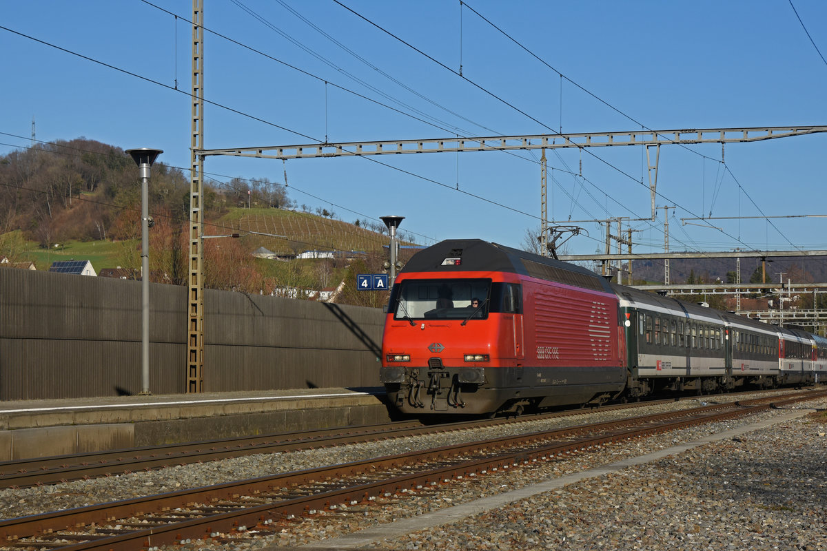 Re 460 105-0 durchfährt den Bahnhof Gelterkinden. Die Aufnahme stammt vom 07.02.2020.