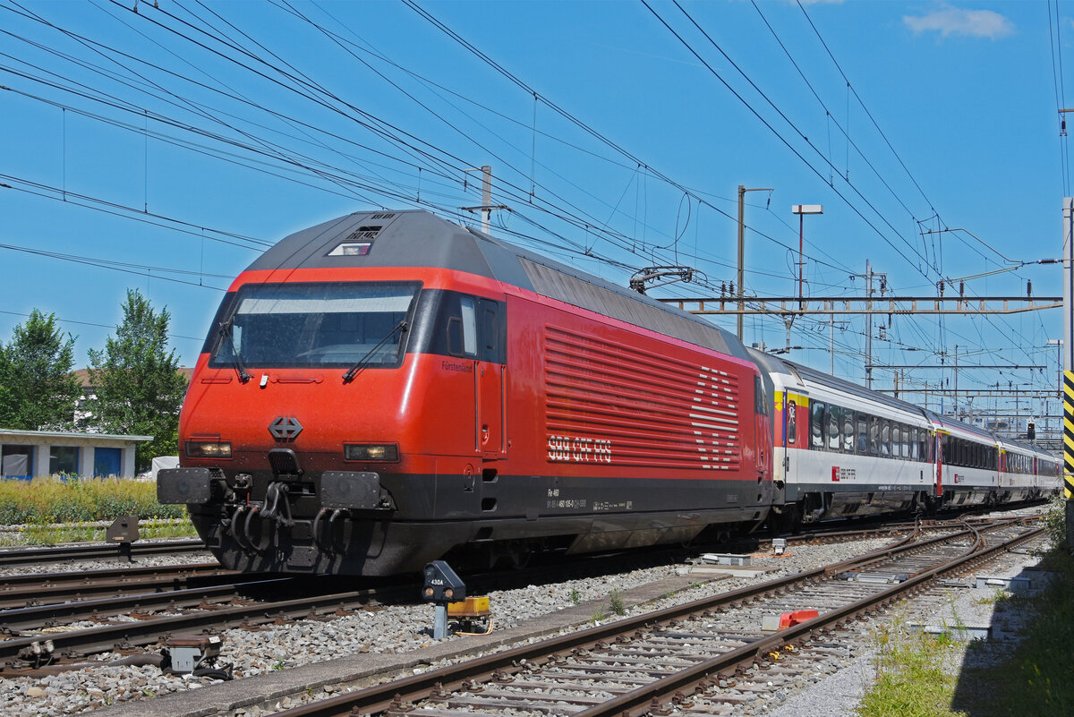 Re 460 105-0 durchfährt den Bahnhof Pratteln. Die Aufnahme stammt vom 13.06.2022.