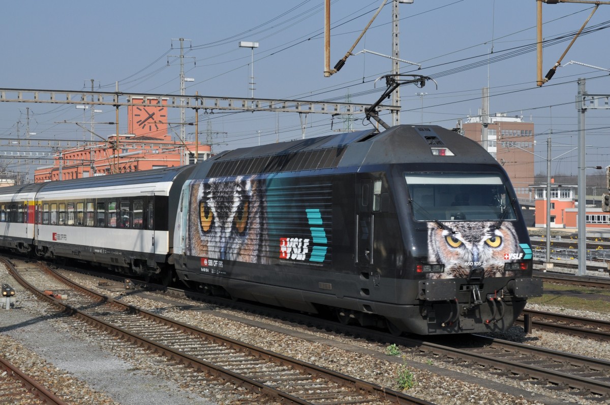 Re 460 105-0 durchfährt den Bahnhof Muttenz. Die Aufnahme stammt vom 13.03.2014.
