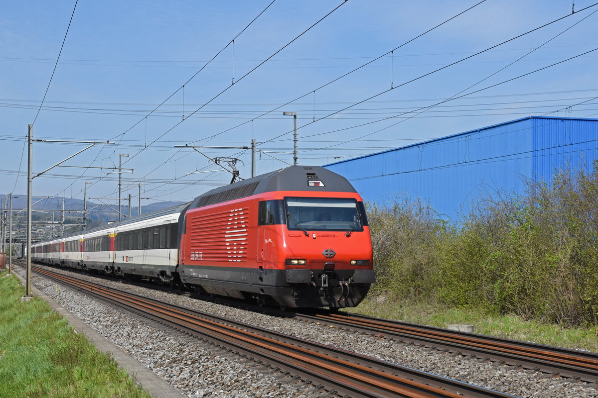 Re 460 105-0 fährt Richtung Bahnhof Itingen. Die Aufnahme stammt vom 18.04.2019.