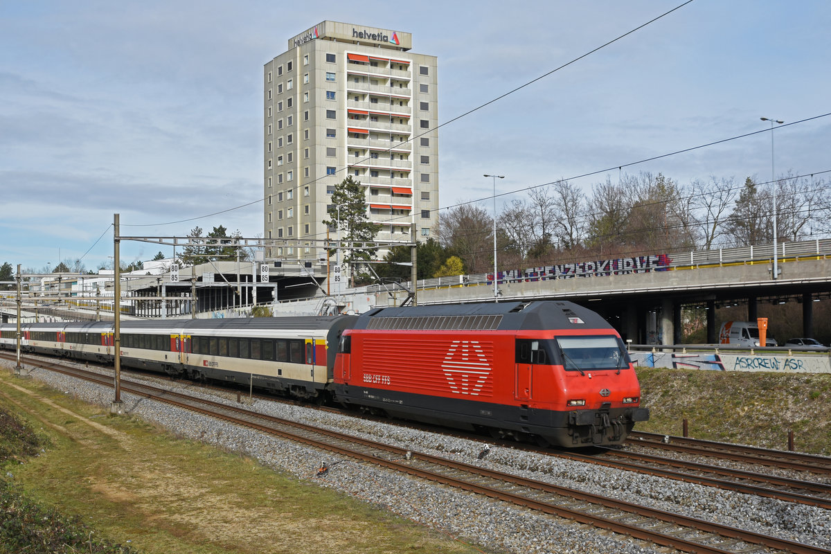 Re 460 105-0 fährt Richtung Bahnhof Muttenz. Die Aufnahme stammt vom 20.02.2020.