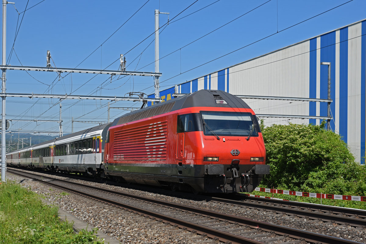 Re 460 105-0 fährt Richtung Bahnhof Itingen. Die Aufnahme stammt vom 19.05.2020.