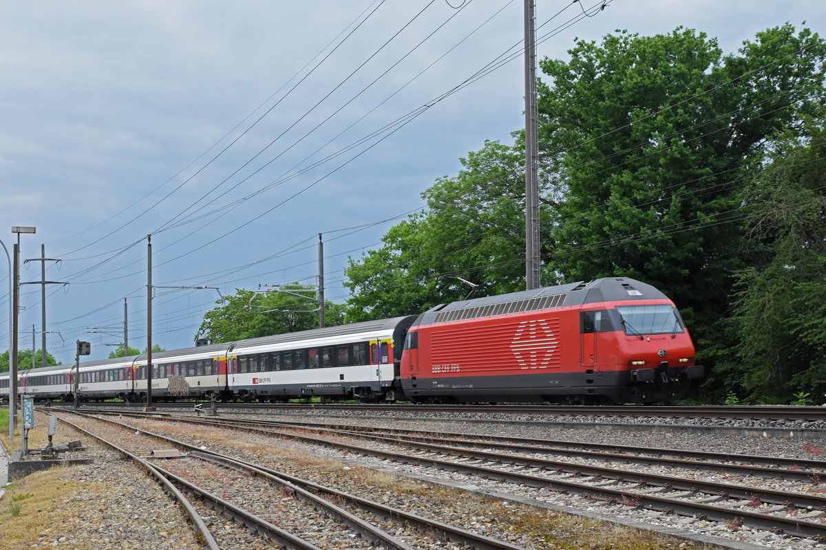Re 460 105-0 fährt Richtung Bahnhof Rheinfelden. Die Aufnahme stammt vom 15.05.2020.