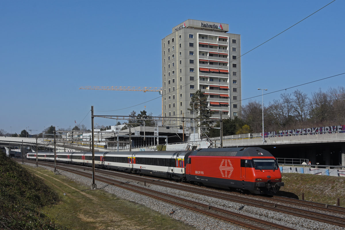 Re 460 105-0 fährt Richtung Bahnhof Muttenz. Die Aufnahme stammt vom 25.02.2021.