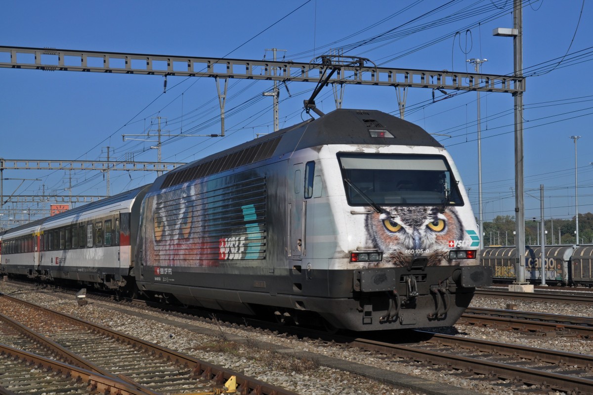 Re 460 105-0 mit der VSLF Werbung durchfährt am 19.10.2014 den Bahnhof Muttenz.