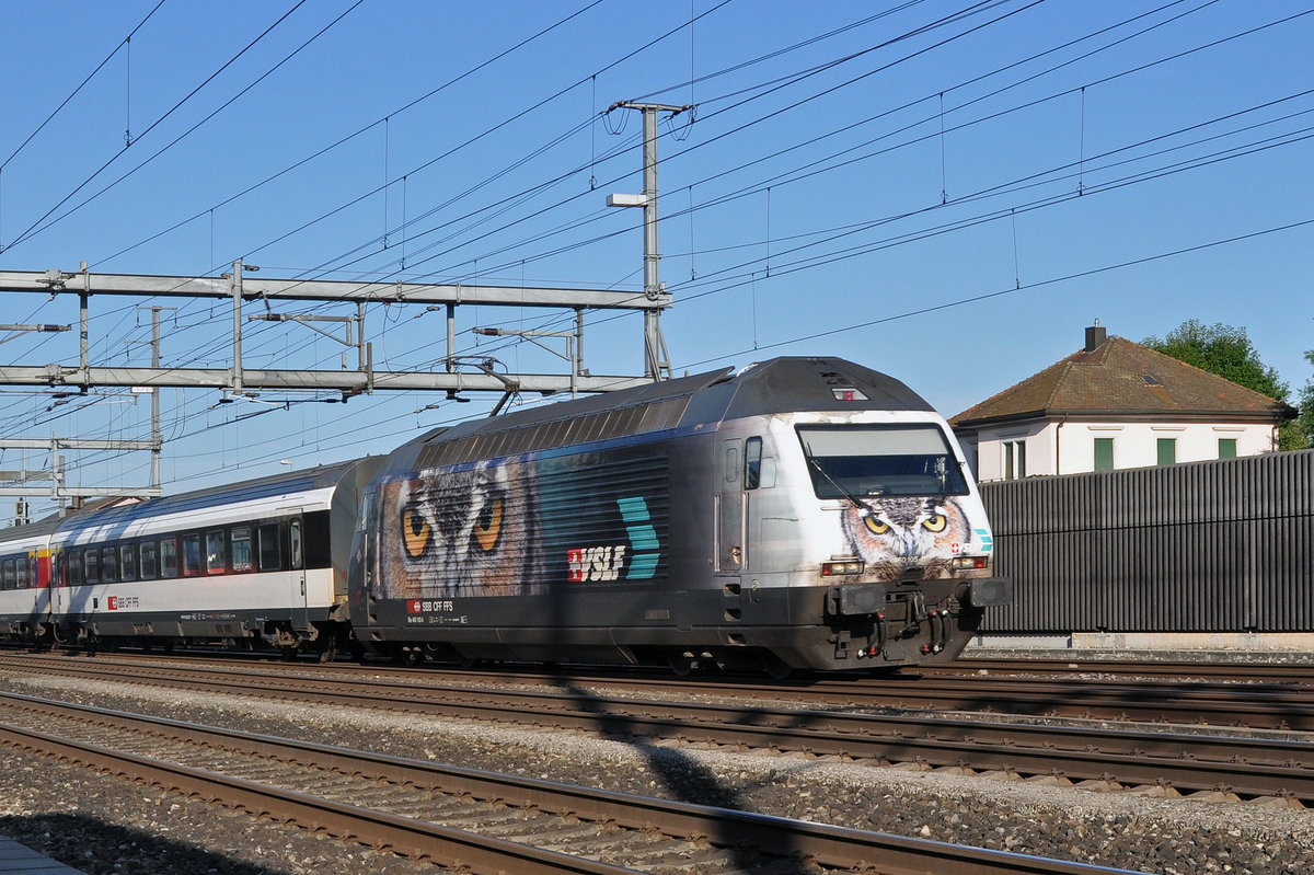 Re 460 105-0, mit der VSLF Werbung, durchfährt den Bahnhof Rothrist. Die Aufnahme stammt vom 10.08.2016.
