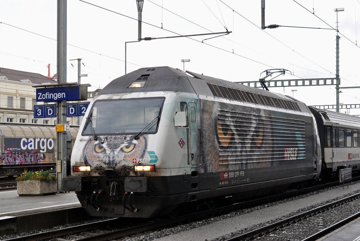 Re 460 105-0, mit der VSLF Werbung, wartet am Bahnhof Zofingen. Die Aufnahme stammt vom 09.08.2016.