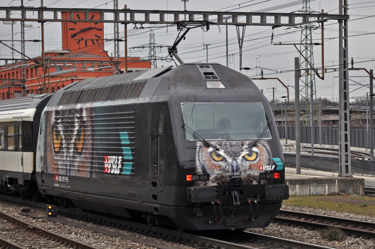 Re 460 105-0 mit der Werbung für den Verband Schweizer Lokführer und Anwärter VSLF durchfährt den Bahnhof Muttenz. Die Aufnahme stammt vom 14.02.2014.