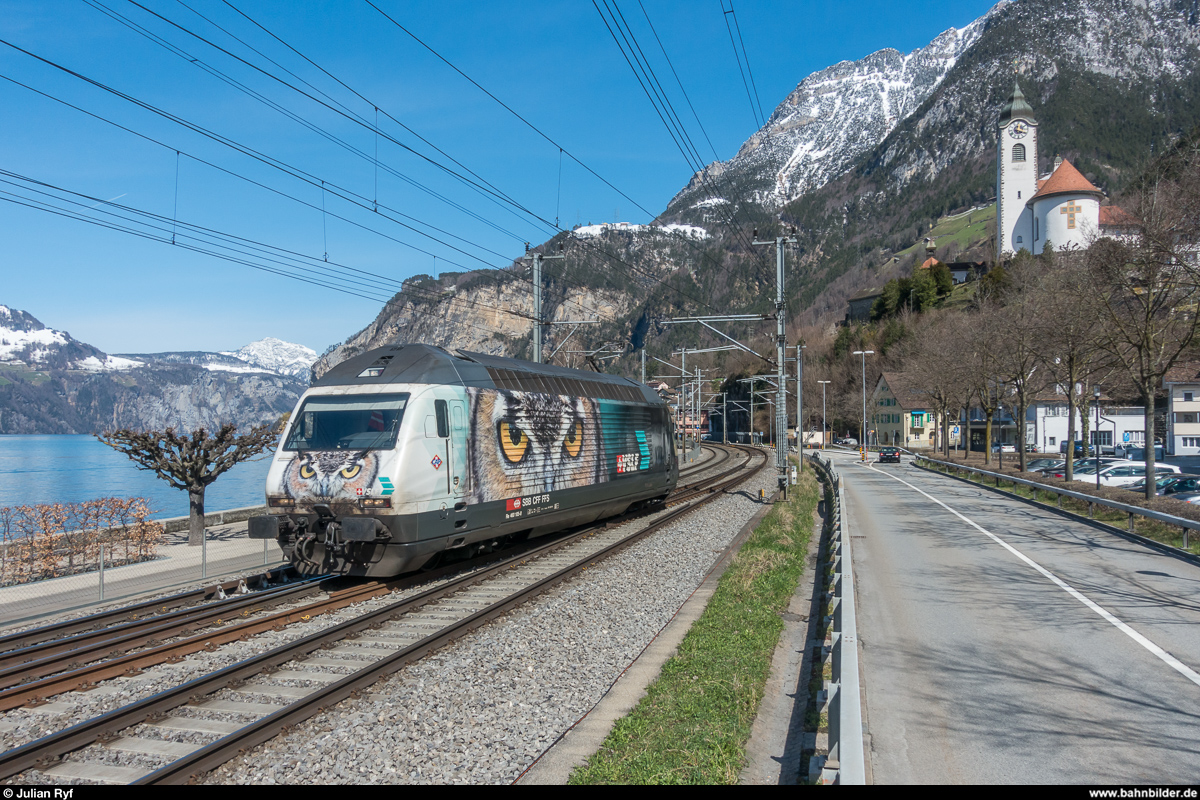 Re 460 105  Eule  erreicht am 2. April 2018 den Bahnhof Flüelen, wo sie ihren letzten Zug im VSLF-Look übernimmt.
