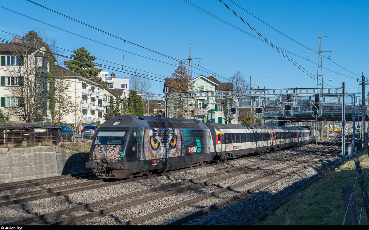Re 460 105 hängt am 10. März 2017 an einem motorisierten Modul eines IC Romanshorn - Brig und erreicht in Kürze den Bahnhof Winterthur.