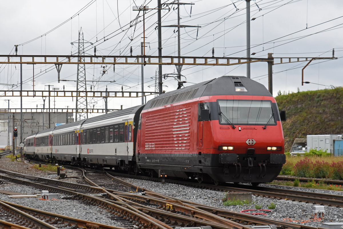 Re 460 106-8 durchfährt den Bahnhof Pratteln. Die Aufnahme stammt vom 11.06.2019.